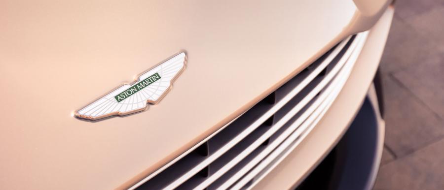 Логотип Aston Martin DB11 V8 Volante 2018 года  (WW) (фото 21 из 54)